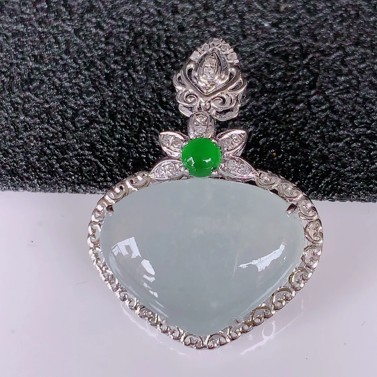 自然光实拍，18k金镶嵌冰种雪花棉翡翠爱心吊坠，冰胶饱满，起荧光，造型精美别致，送礼或自留佳选！#00.19整体25*19*7.8裸裸16*12.5mm