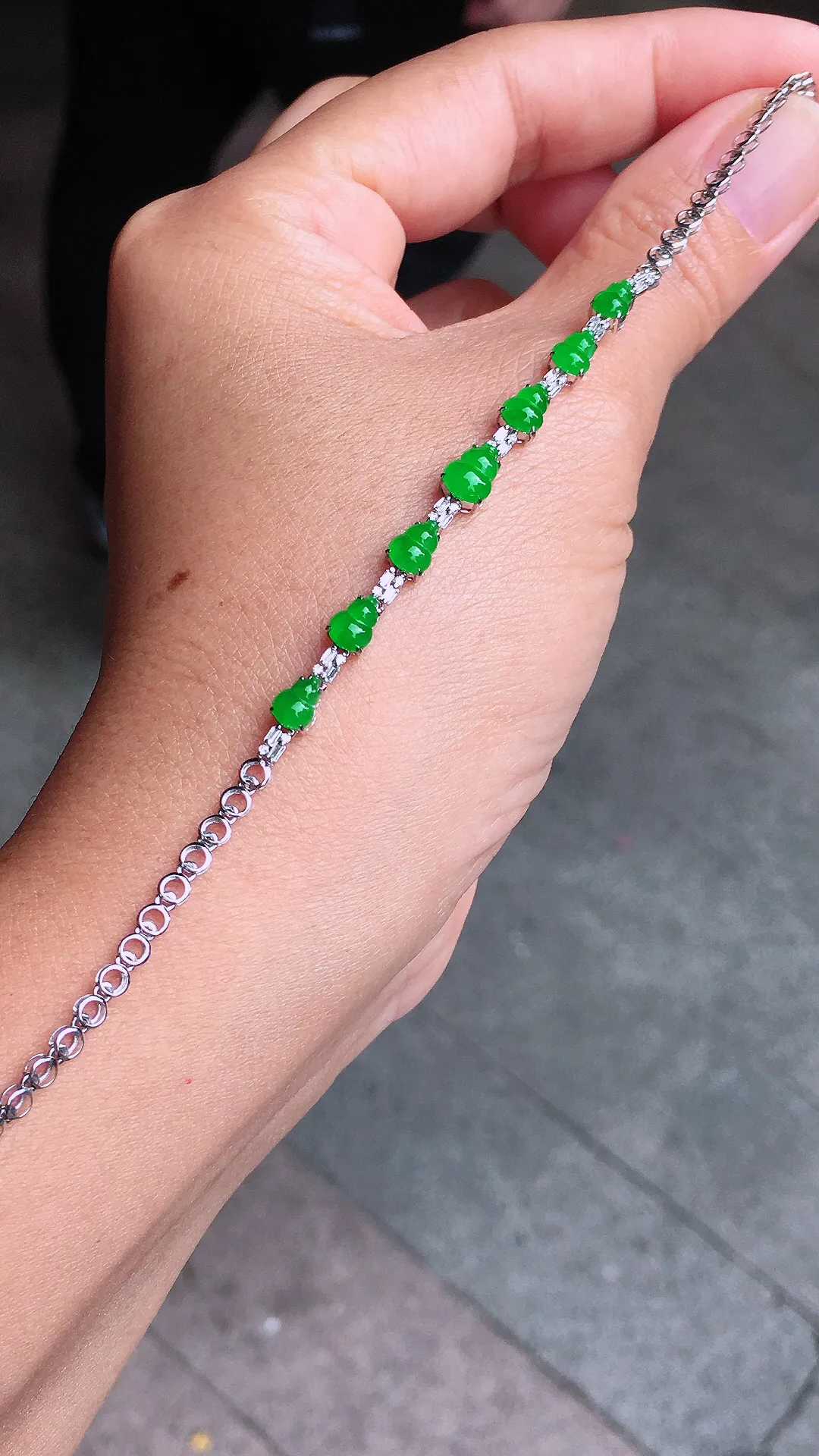 正阳绿葫芦手链，色泽均匀艳丽，玉质细腻，荧光感超
强，饱满圆润，尽显优雅气质，18k
金豪华镶嵌