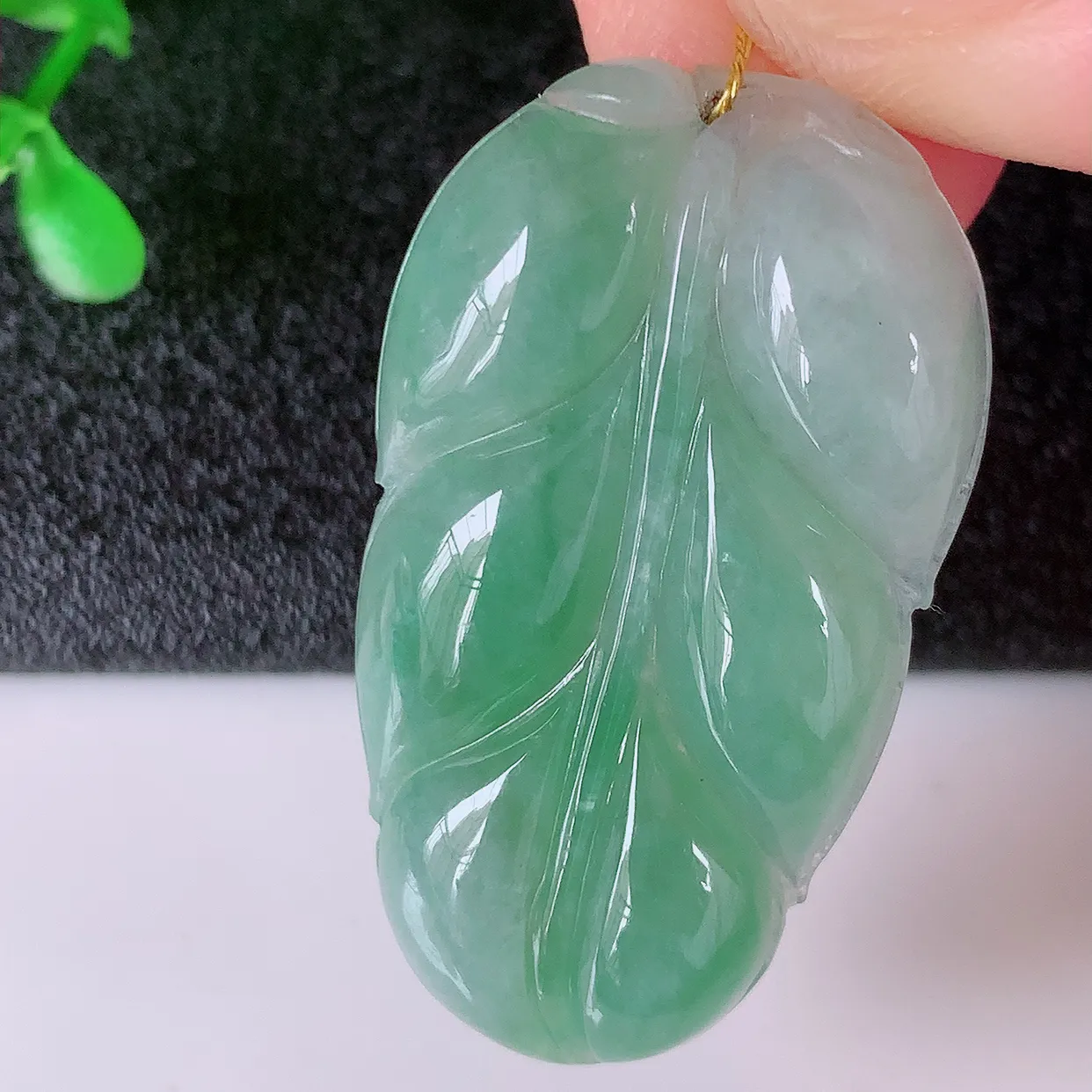 自然光实拍，冰飘绿翡翠叶子吊坠 ，种水足，色泽清新，工艺精湛，叶子寓意美好；金枝玉叶，事业有成。#00.24