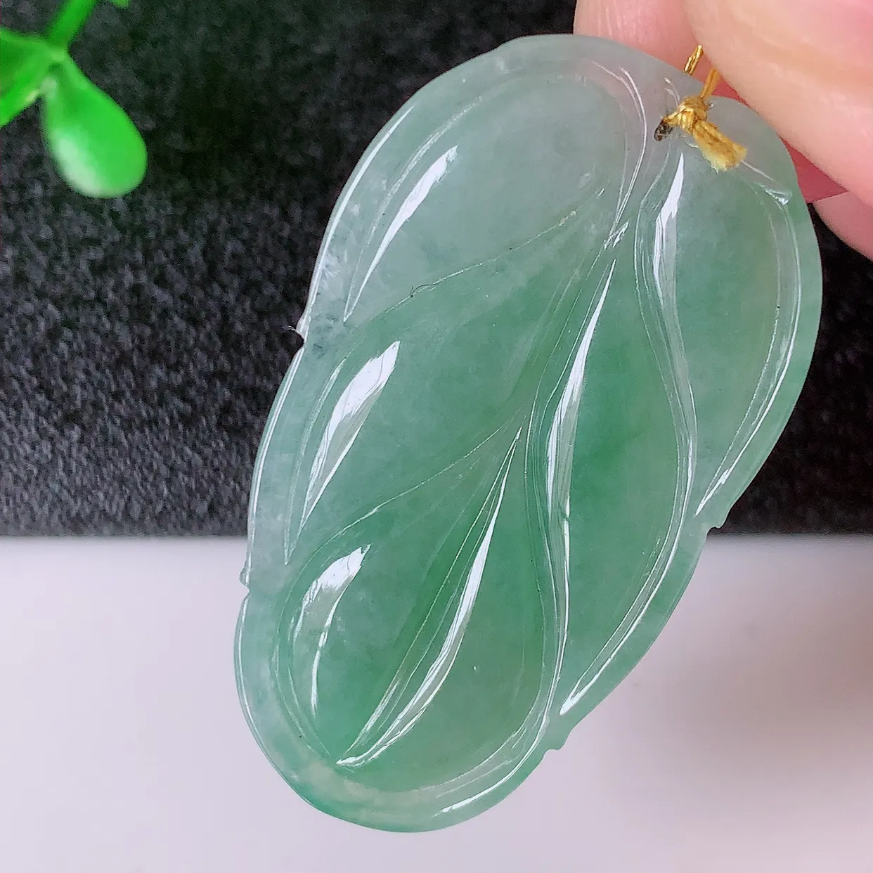 自然光实拍，冰飘绿翡翠叶子吊坠 ，种水足，色泽清新，工艺精湛，叶子寓意美好；金枝玉叶，事业有成。#00.24
