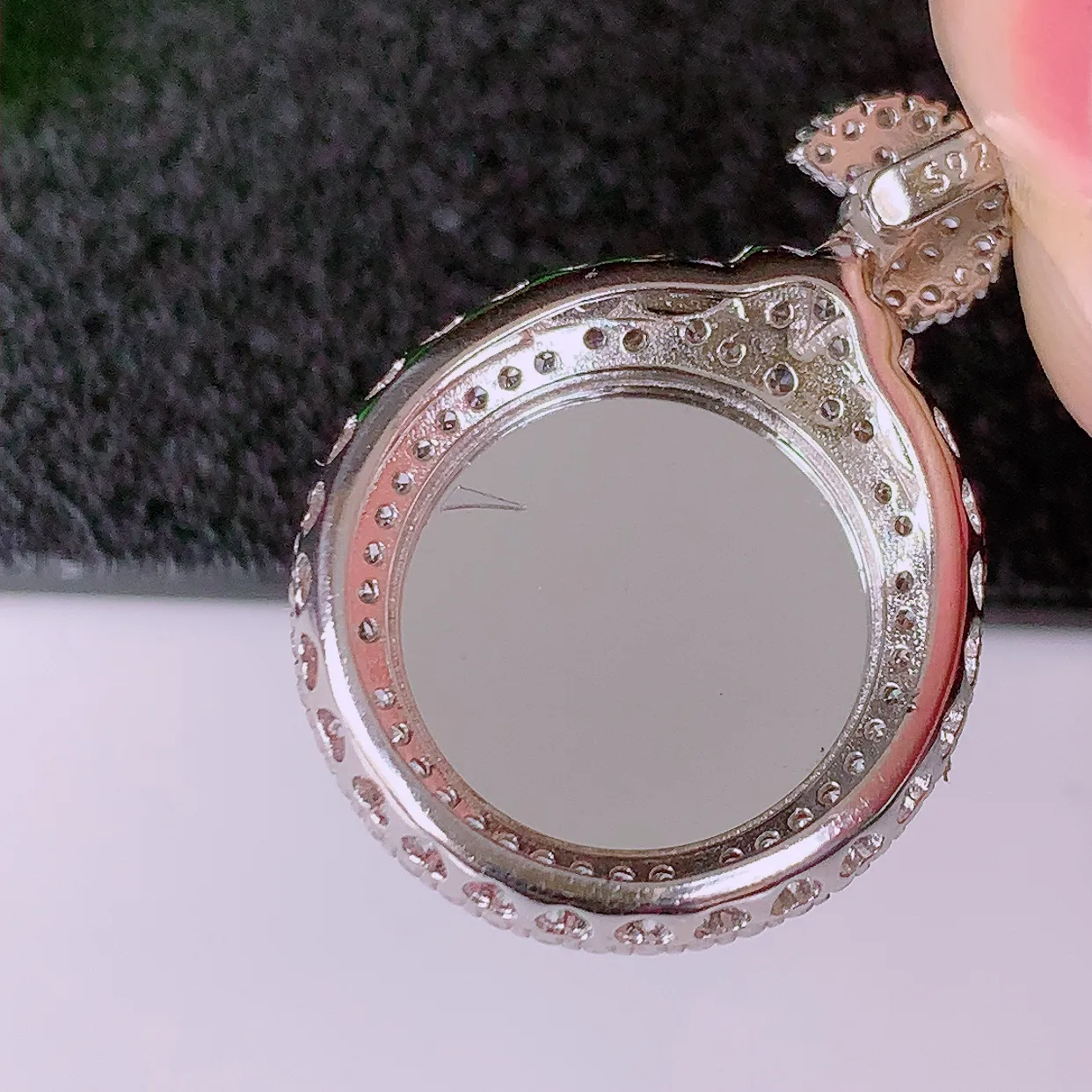 大颗冰透满绿翡翠蛋面925银镶嵌吊坠，自然光实拍，翠色灵动，颜色漂亮，种老水足，品相佳，佩戴佳品！#98.24整体27.5*19.5*10.8裸石15.2*14.2