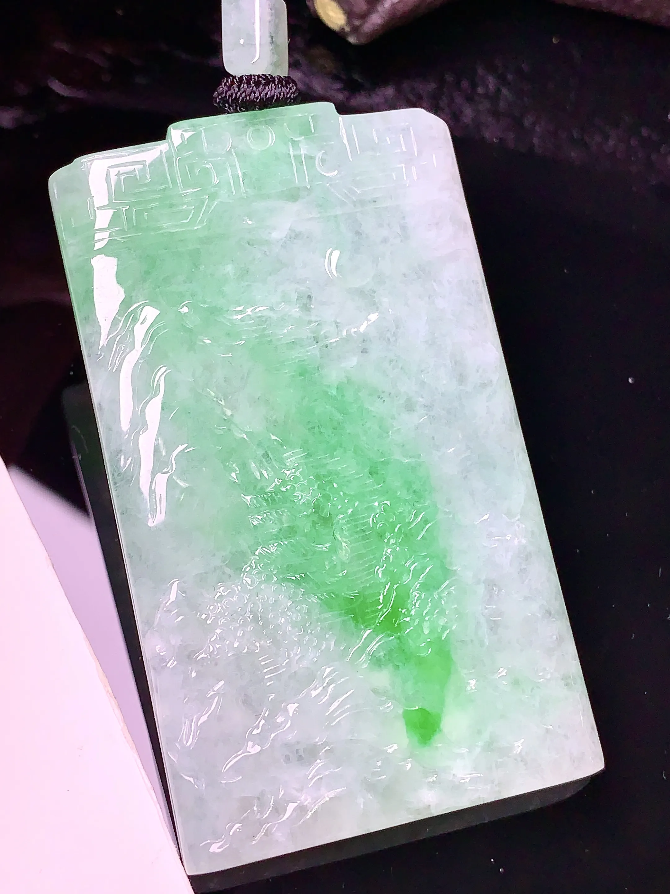 飘绿山水吊坠 玉质细腻 色泽清新艳丽 整体尺寸57*33.5*5.2