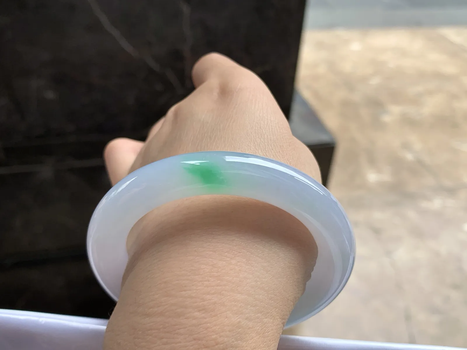 55-10.8

飘绿圆条手镯^_^底妆细腻色阳