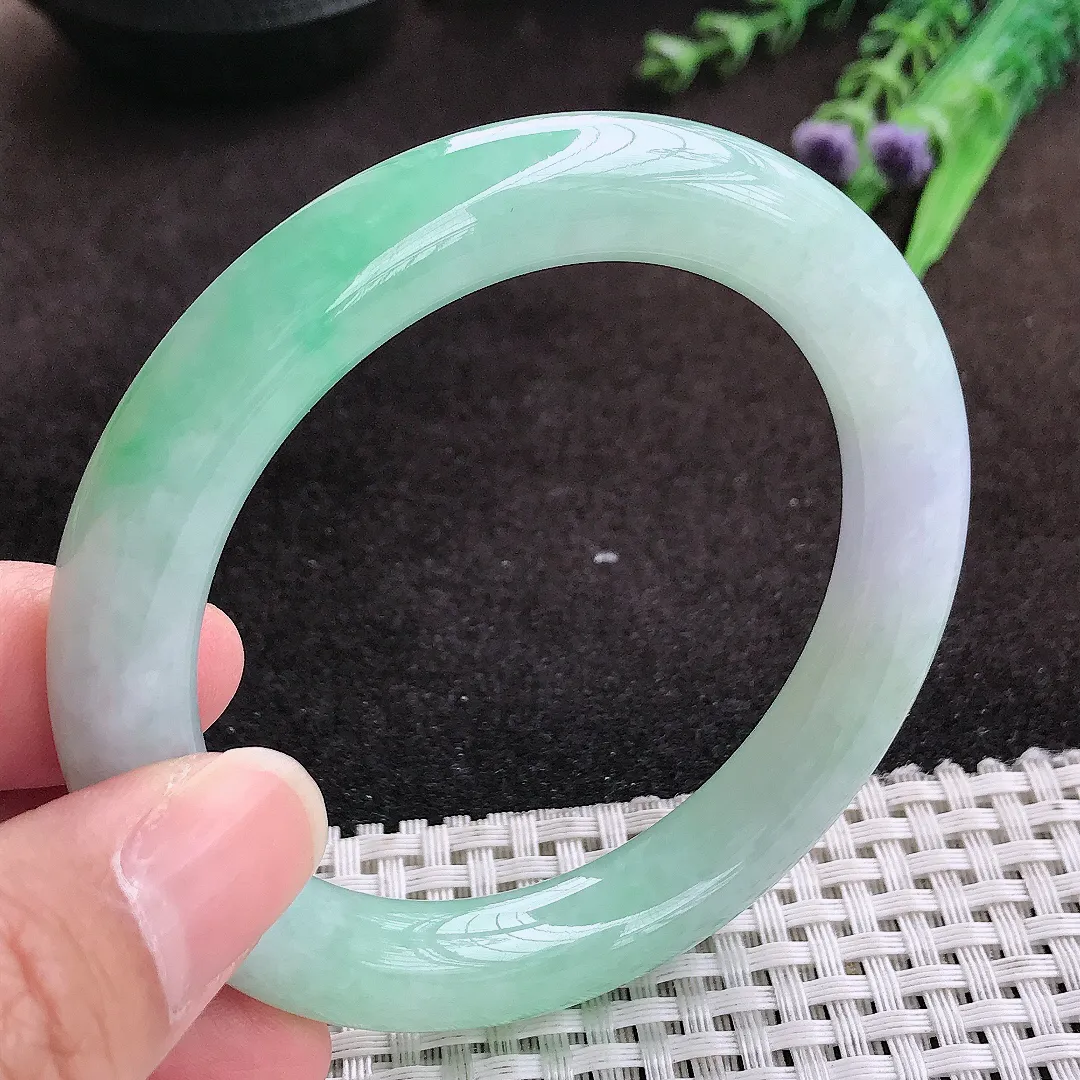 自然光56.5/10.2/10老坑精美温润飘绿圆条手镯翡翠玉镯手环