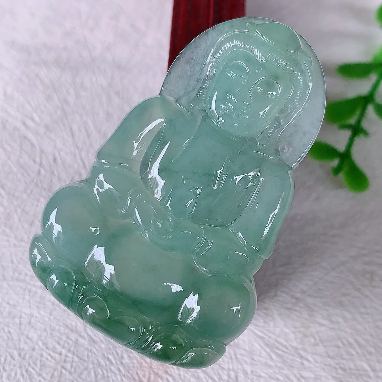 自然光实拍，冰种飘花翡翠观音吊坠，赐福翡翠观音，冰透，观音面相慈祥，雕琢细致，佩戴气质！#60.24