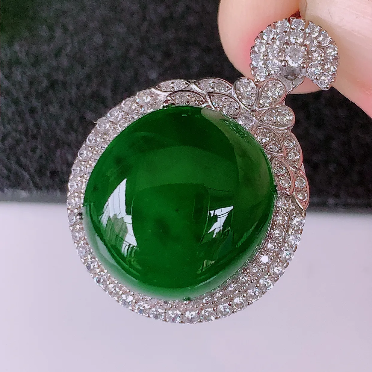 大颗冰透满绿翡翠蛋面925银镶嵌吊坠，自然光实拍，翠色灵动，颜色漂亮，种老水足，品相佳，佩戴佳品！#98.24整体27.5*19.5*10.8裸石15.2*14.2