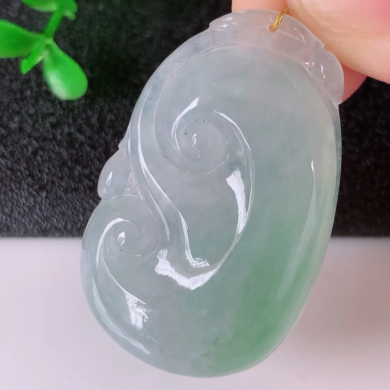 自然光实拍，冰种飘花翡翠如意吊坠，玉坠百搭又精致，寓意着吉祥，事事如意！#00.24