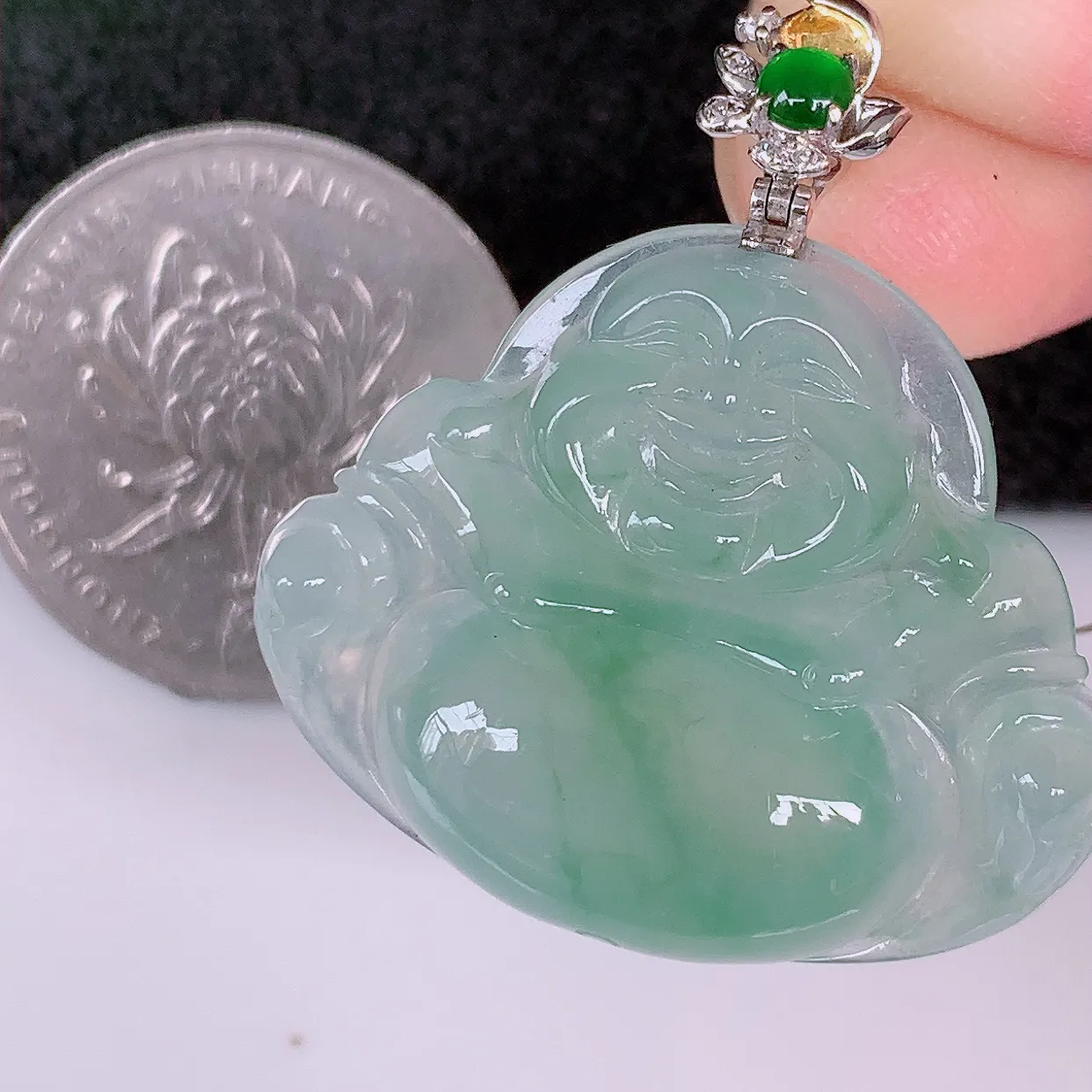 自然光实拍，18K金镶嵌冰种飘花翡翠佛公吊坠，冰透饱满， 佛公亦保平安，寓意有福（佛公）相伴，品相佳，配戴优雅迷人！#99.22整体34.2裸石31*25.5-6.2