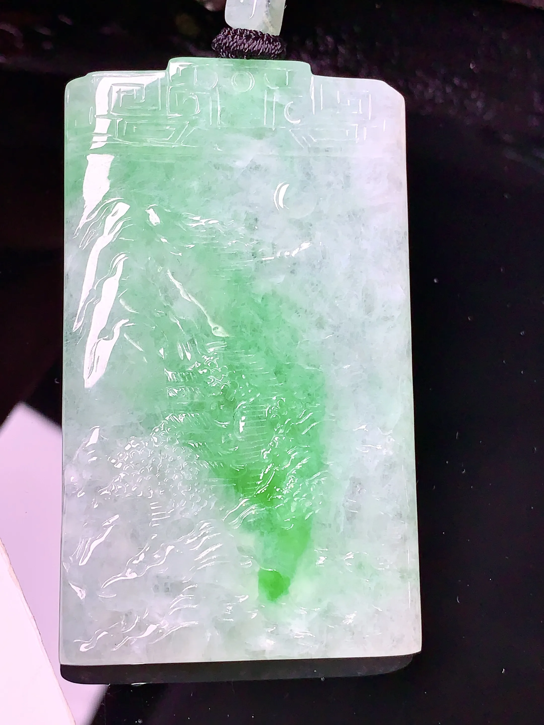 飘绿山水吊坠 玉质细腻 色泽清新艳丽 整体尺寸57*33.5*5.2