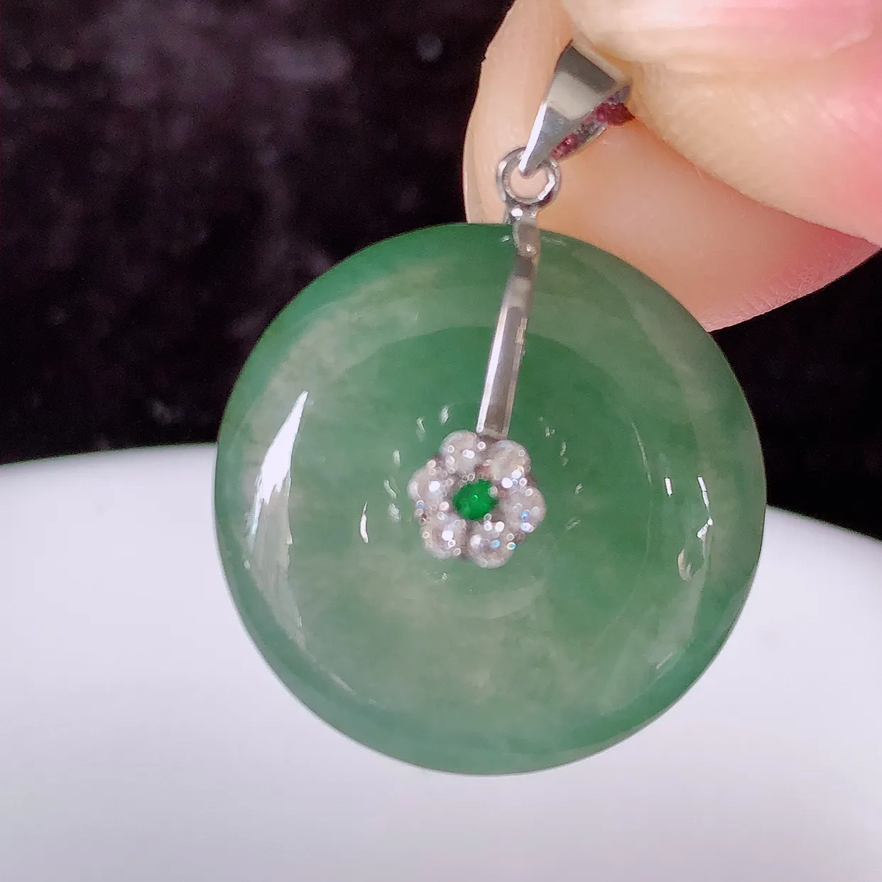 自然光实拍，冰种翡翠平安扣吊坠，种老水足，雕工精湛 ，寓意美好，佩戴时尚出众！#01.22配图银扣