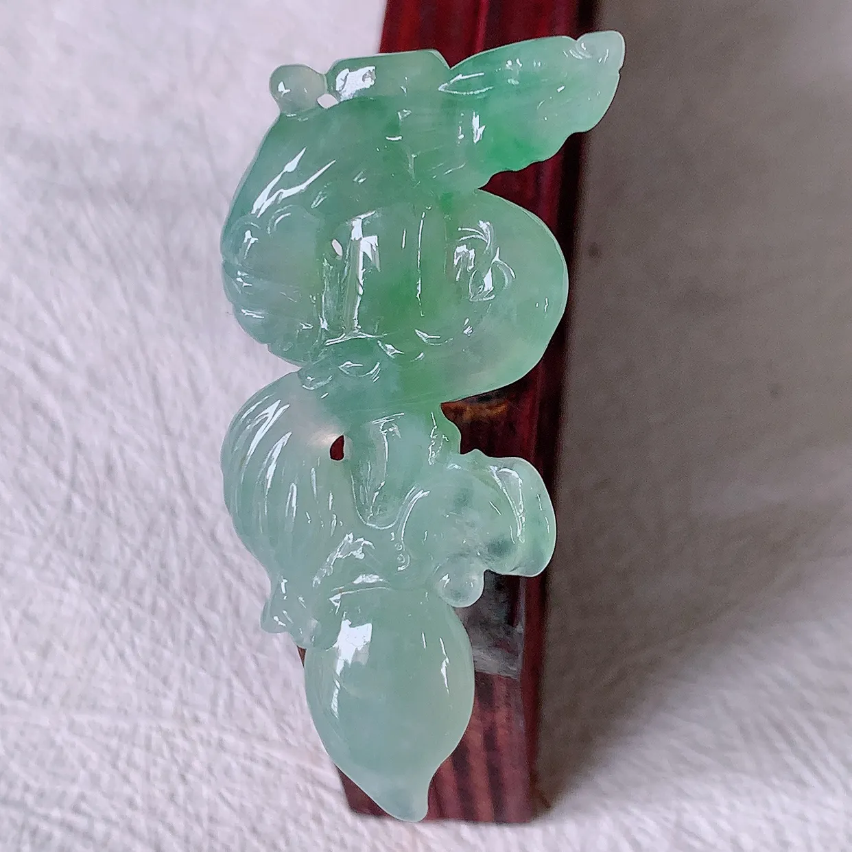 自然光实拍，精雕冰种飘绿翡翠龙吊坠，龙行天下，雕工立体精湛，种老水足，配戴霸气时尚，值得收藏!#01