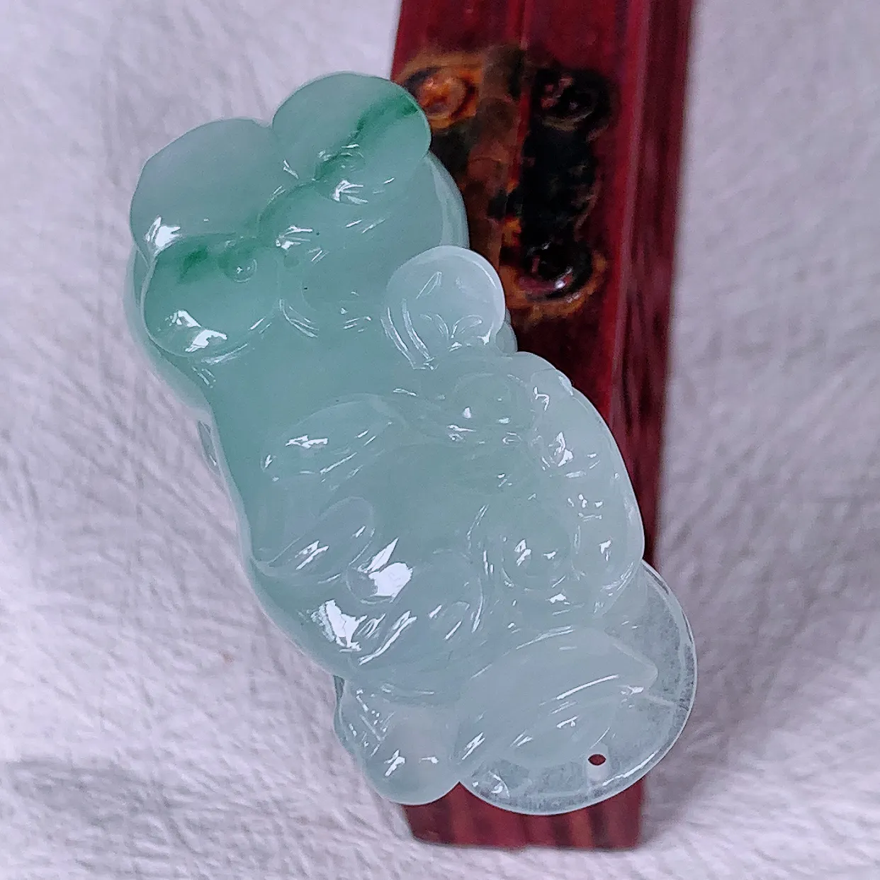 自然光实拍，冰飘绿翡翠招财貔貅吊坠，民间有“一摸貔貅运程旺盛，再摸貔貅财运滚滚，三摸貔貅平步青云 ”的美好祝愿。#81.19