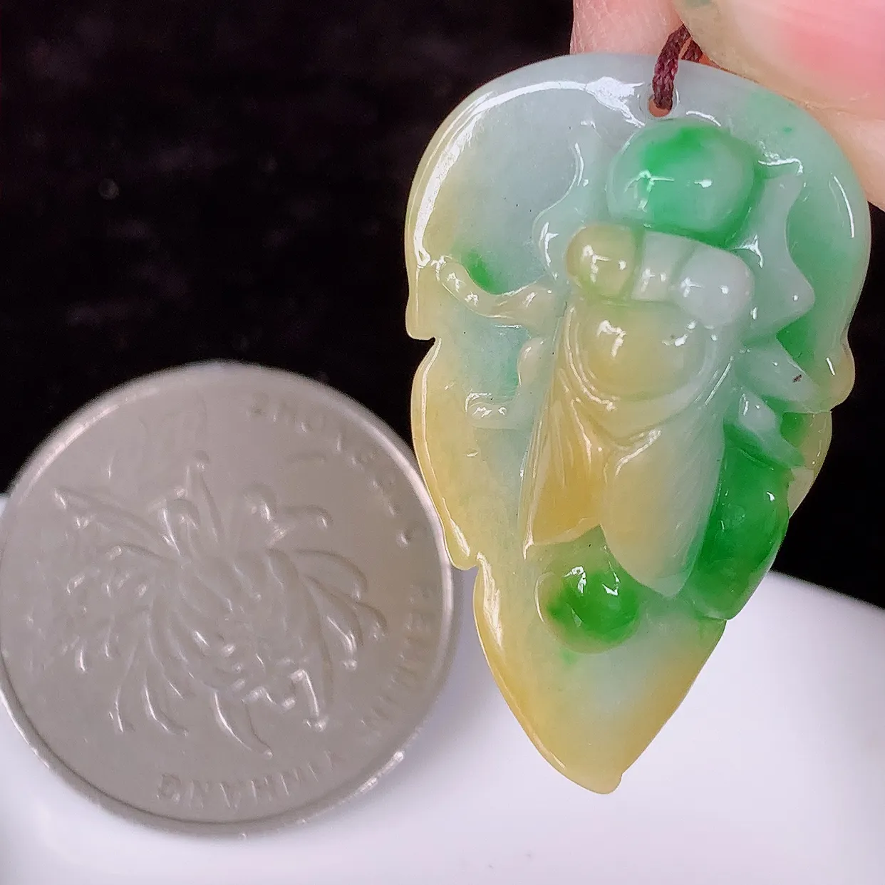 自然光实拍，水润黄加绿翡翠招财金蝉吊坠，翠色灵动，玉质细腻，颜色漂亮，品相佳， 佩戴佳品！#87.19