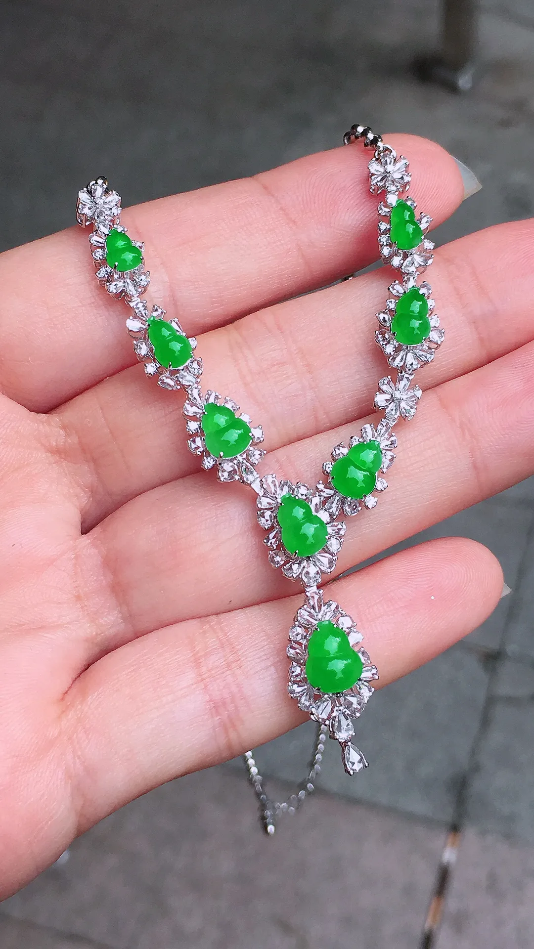 正阳绿葫芦晚装项链，色泽均匀艳丽，玉质细腻，荧光感超
强，饱满圆润，尽显优雅气质，18k
金豪华镶嵌