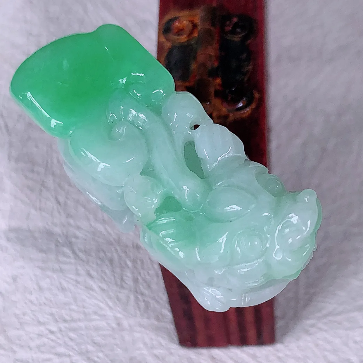 自然光实拍，水润飘绿翡翠招财貔貅吊坠，民间有“一摸貔貅运程旺盛，再摸貔貅财运滚滚，三摸貔貅平步青云 ” 的美好祝愿。#81.19