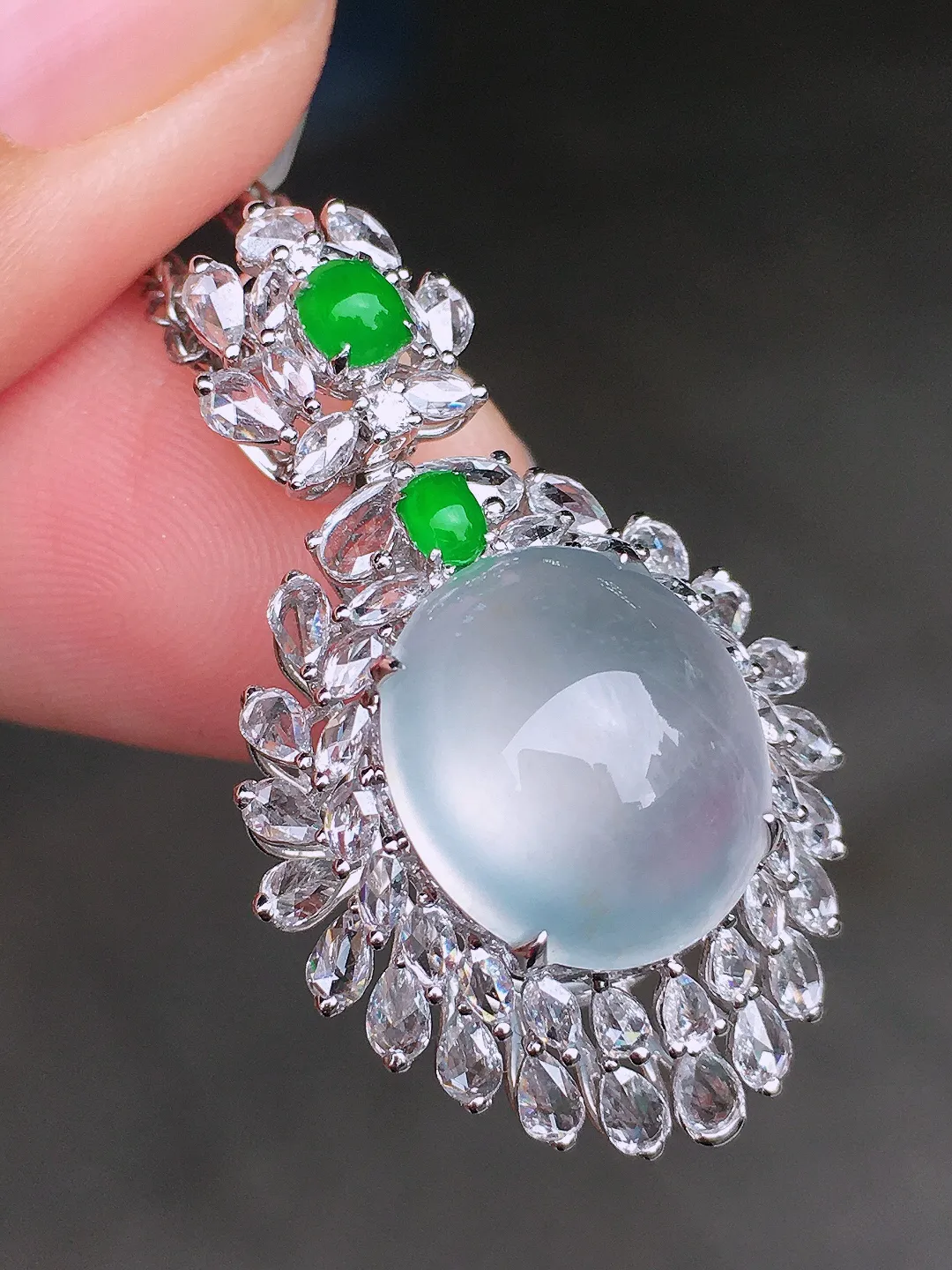 玻璃种蛋面吊坠，玉质细腻，荧光感超
强，饱满圆润，尽显优雅气质，18k
金豪华镶嵌