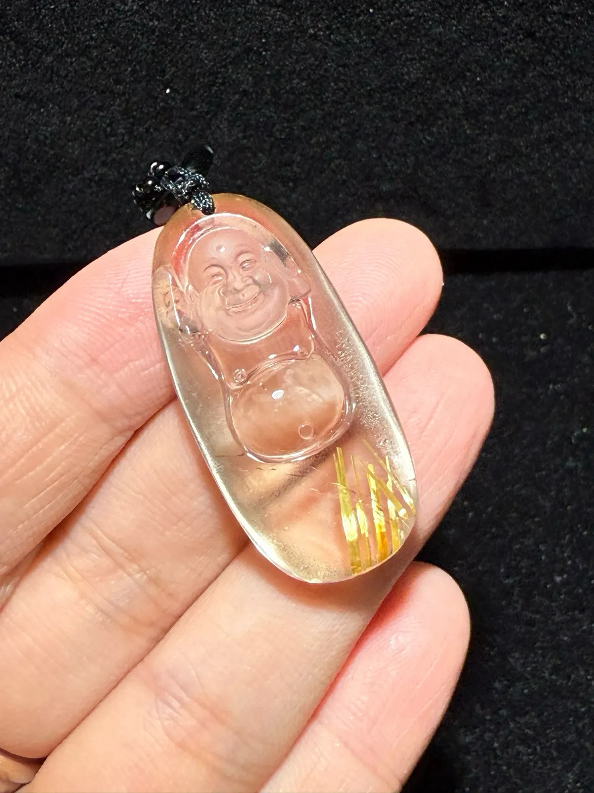 天然钛晶弥勒佛吊坠  效应强钛质金黄，晶体通透雕刻弥勒佛，工艺精湛，佩戴观音可庇护缘主一生平安，财运不断…精致美货️值得珍藏规格：39.2/18.6/11.6mm   重12.8克  送盒子