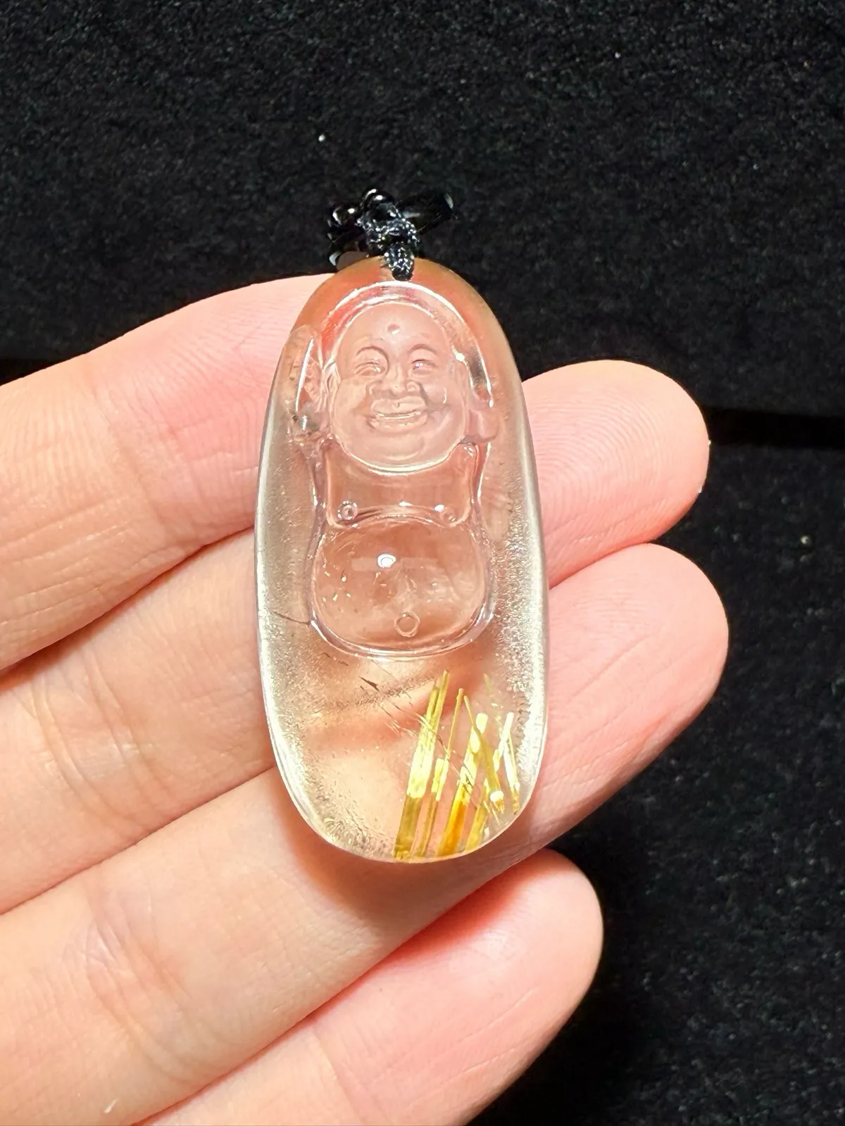 天然钛晶弥勒佛吊坠  效应强钛质金黄，晶体通透雕刻弥勒佛，工艺精湛，佩戴观音可庇护缘主一生平安，财运不断…精致美货️值得珍藏规格：39.2/18.6/11.6mm   重12.8克  送盒子