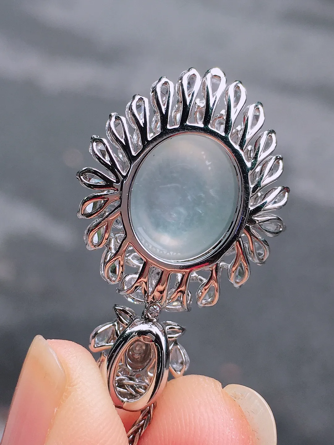 玻璃种蛋面吊坠，玉质细腻，荧光感超
强，饱满圆润，尽显优雅气质，18k
金豪华镶嵌