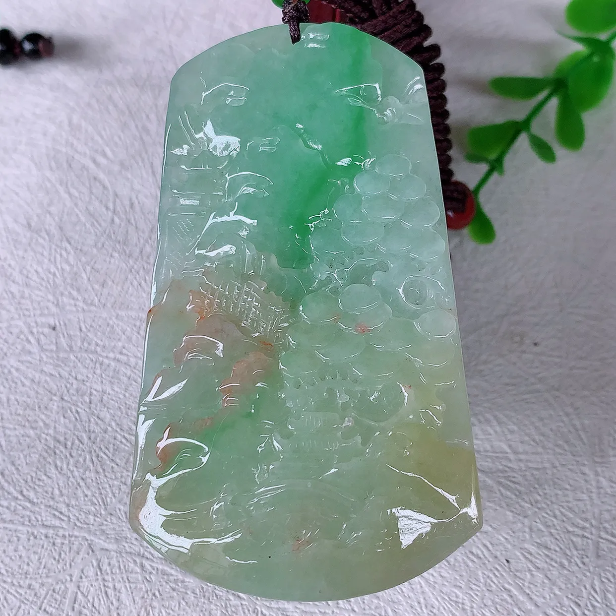 自然光实拍，冰润黄加绿翡翠山水牌吊坠，翡翠山水，立体生动形象，山水素材布局合理，意境感佳，佩戴上身效