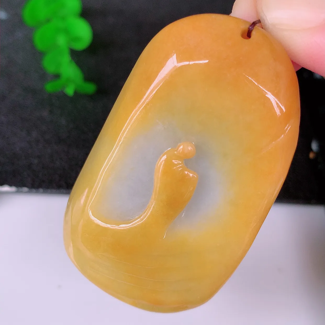 自然光实拍，冰润黄翡双彩翡翠悟道吊坠，翡翠悟道寓意“祥和，安宁，吉祥，幸福”，佩戴效果优雅迷人，性价