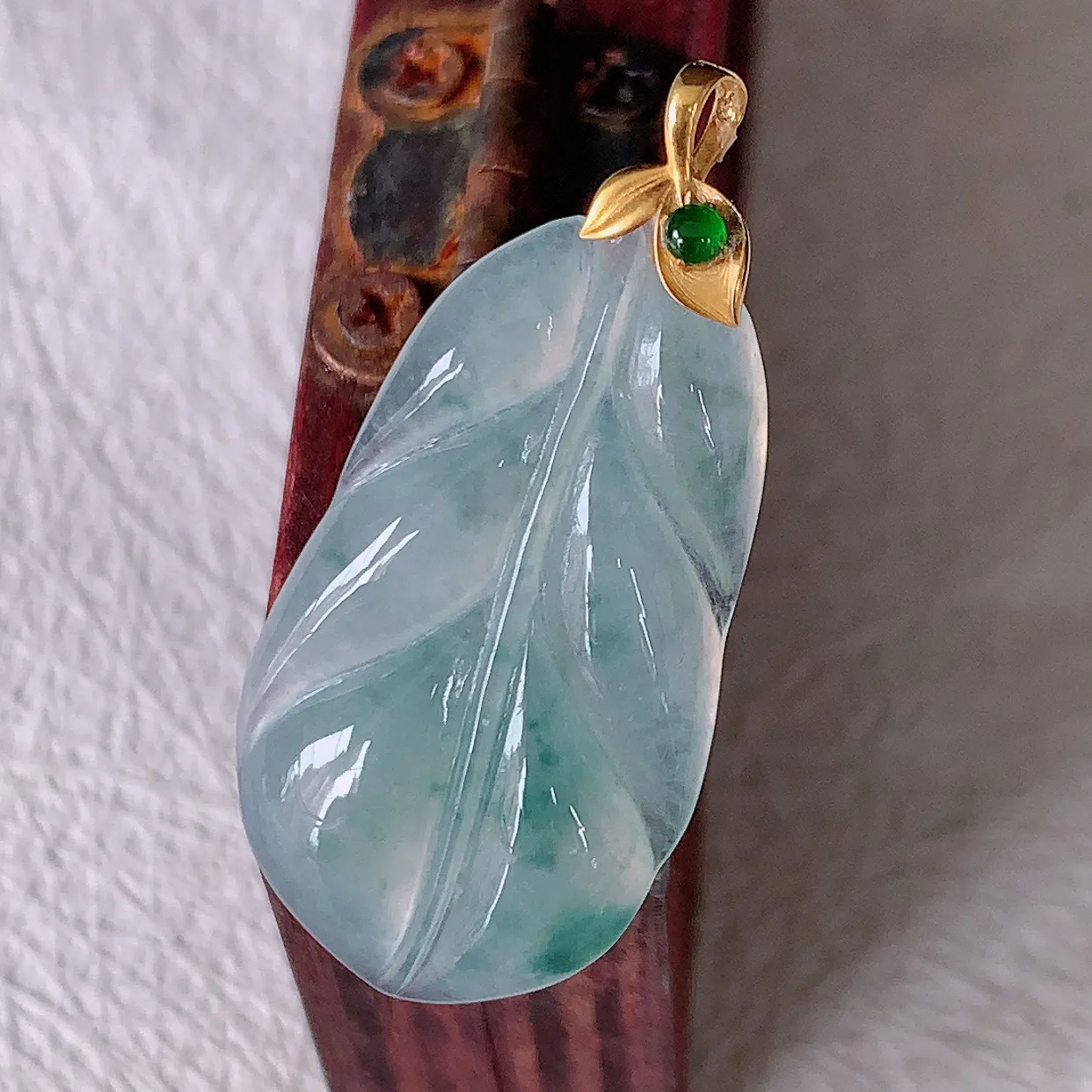 18K金镶嵌冰种飘花翡翠叶子吊坠 ，种水足，色泽清新，工艺精湛，叶子寓意美好；金枝玉叶，事业有成。#12.22