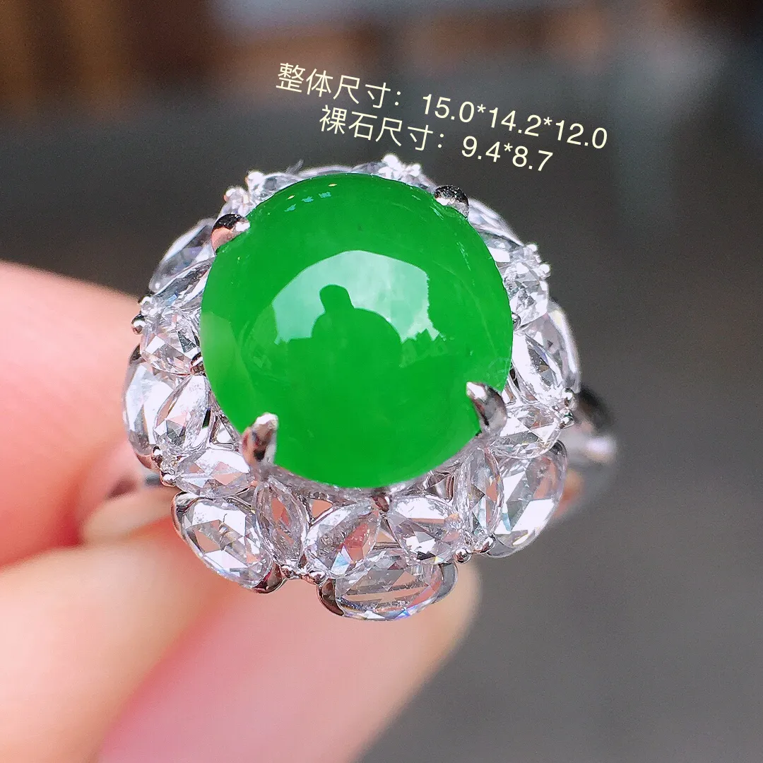 阳绿蛋面戒指，色泽均匀艳丽，玉质细腻，荧光感超
强，饱满圆润，尽显优雅气质，18k
金豪华镶嵌