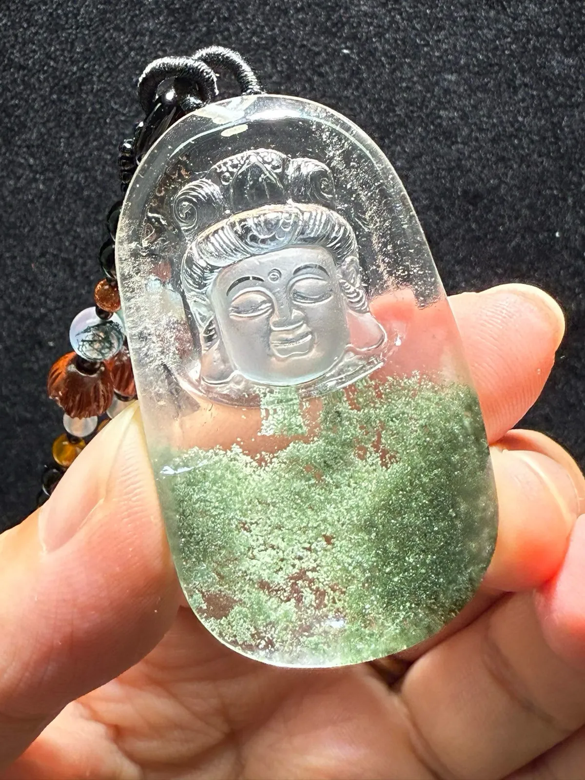 天然绿幽灵聚宝盆观音吊坠纯白体，晶体通透，颜色翠绿，形成聚宝盆雕工精湛！绿幽灵景色美！这么美的