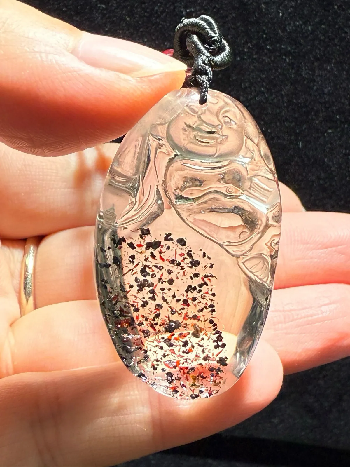 天然金草莓晶弥勒佛吊坠，金草莓笑佛吊坠，草莓晶云母片共生、籽大、晶体干净、金光闪闪，工笔流畅。容貌饱满圆润，姿态端庄秀美，慈眉善目，救苦救难普渡众生，寓意事事如意、康乐吉祥、平安长寿、子孙绵延、安定人心。规格：44*26.1*13.6mm