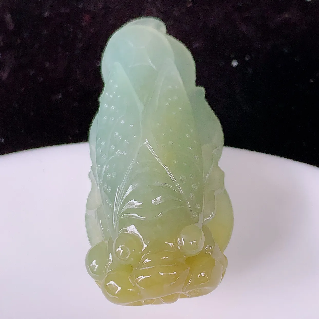 自然光实拍，冰黄翡双彩翡翠一鸣惊人金蝉吊坠，金蝉象征着一鸣惊人，腰缠万贯，事事如意等。俏色巧雕，沁人心脾，水足、惟妙惟俏，形神俱佳！实物满满惊喜～佩戴效果优雅迷人！#81.24