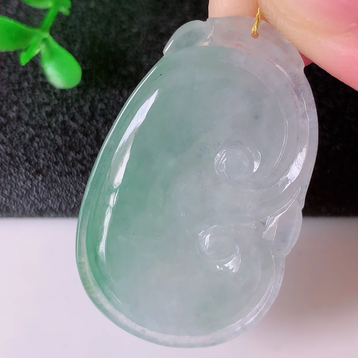 自然光实拍，冰种飘花翡翠如意吊坠，玉坠百搭又精致，寓意着吉祥，事事如意！#00.24