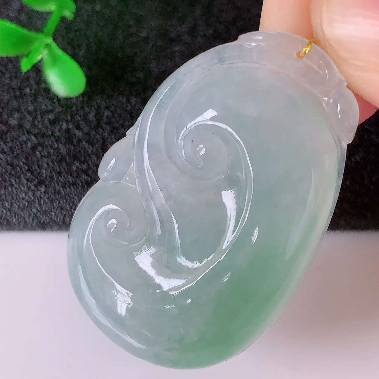 自然光实拍，冰种飘花翡翠如意吊坠，玉坠百搭又精致，寓意着吉祥，事事如意！#00.24