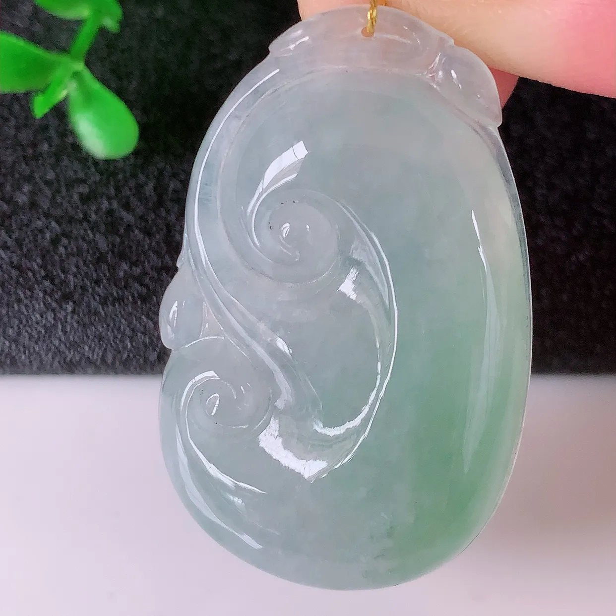 自然光实拍，冰种飘花翡翠如意吊坠，玉坠百搭又精致，寓意着吉祥，事事如意！#00.24