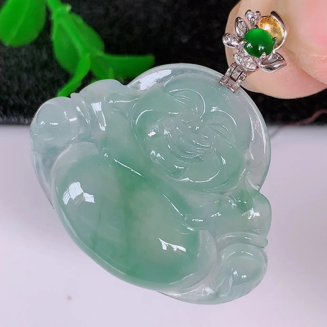 自然光实拍，18K金镶嵌冰种飘花翡翠佛公吊坠，冰透饱满， 佛公亦保平安，寓意有福（佛公）相伴，品相佳，配戴优雅迷人！#99.22整体34.2裸石31*25.5-6.2