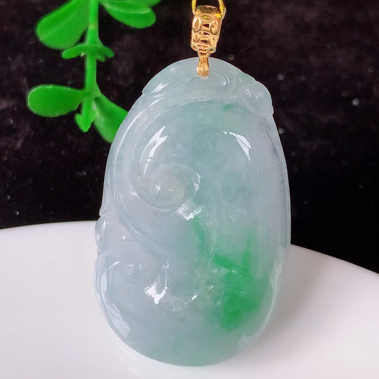 18K金镶嵌冰润春带彩翡翠如意吊坠，玉质细腻，时‮大尚‬方，款式经典，佩戴优雅高贵上档次！#35.2