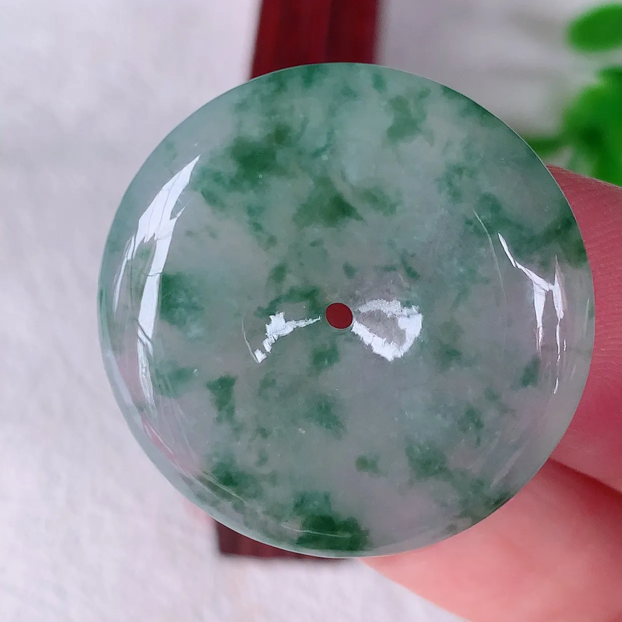 自然光实拍，冰种飘花翡翠平安扣吊坠，玉扣，平安是福；很美的料子，平安扣佩戴优雅迷人！#60.24