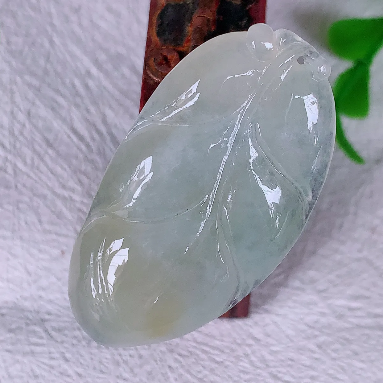 自然光实拍，冰种黄翡事业有成叶子翡翠吊坠，莹润且起胶，叶子清秀优雅， 佩戴大业有成！#01.19