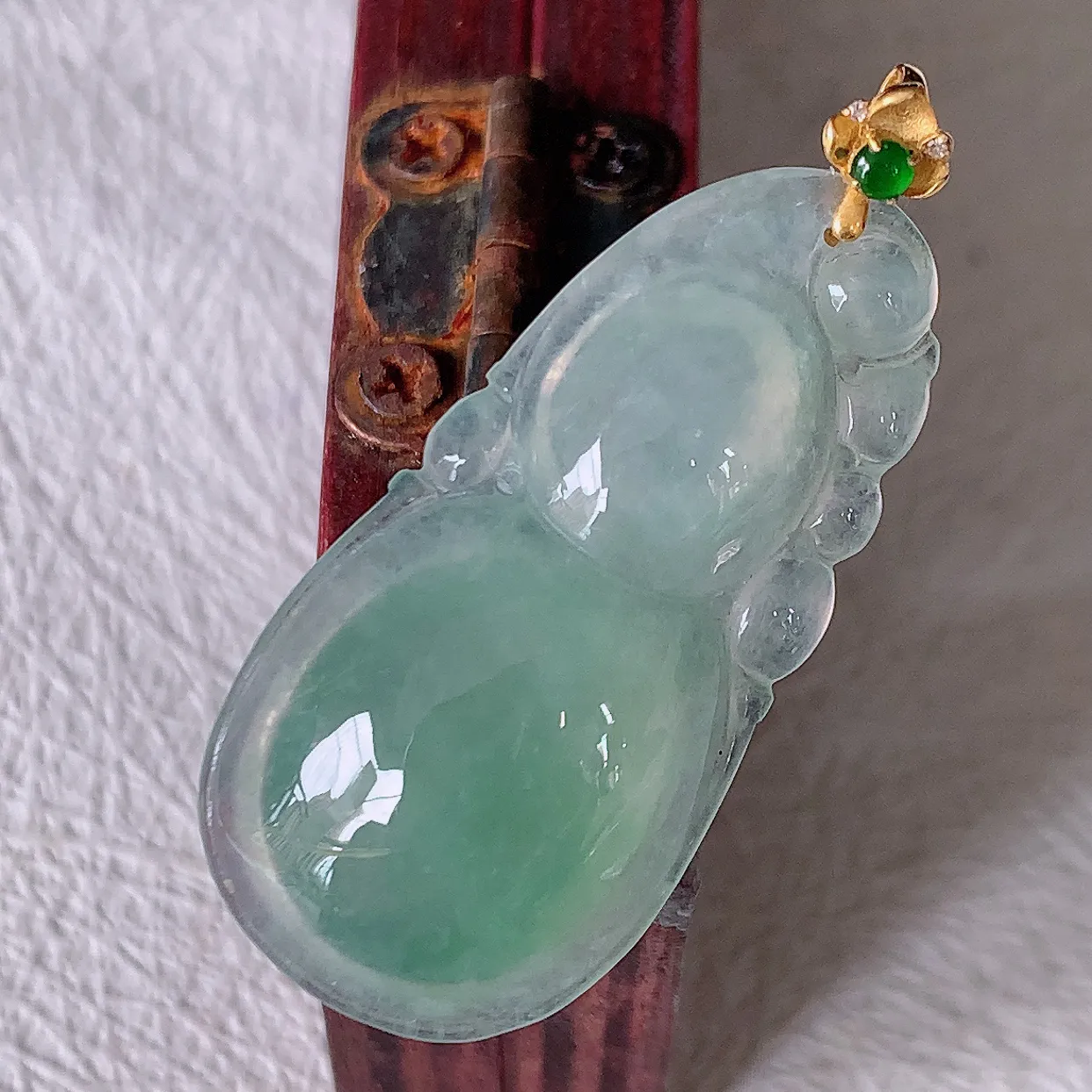 18K金镶嵌冰种翡翠葫芦吊坠，葫芦寓意福禄双全，财源滚滚，佩戴效果优雅迷人！#12.22