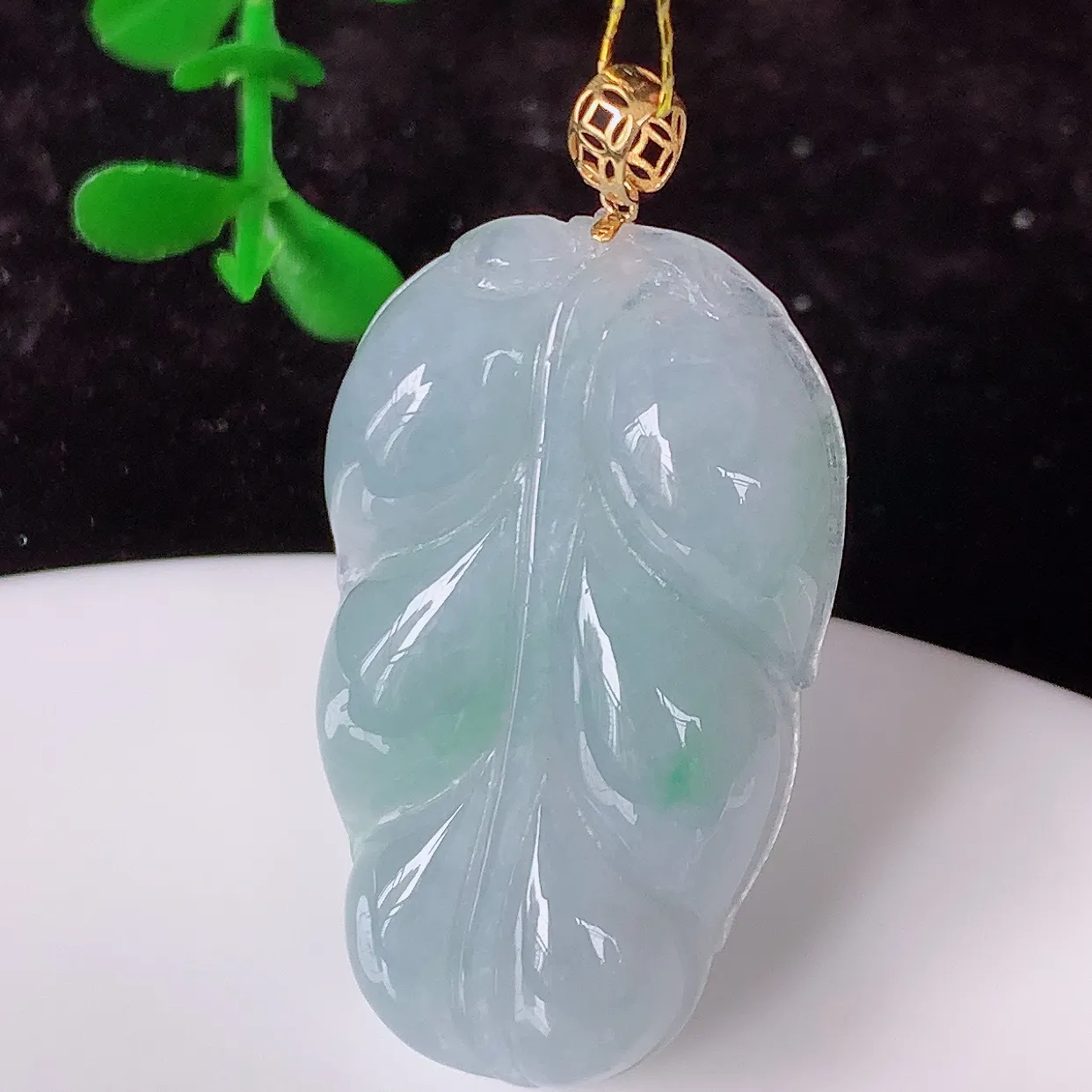18K金镶嵌冰润春带彩翡翠叶子吊坠，玉质细腻，时‮大尚‬方，款式经典，佩戴优雅高贵上档次！#35.24