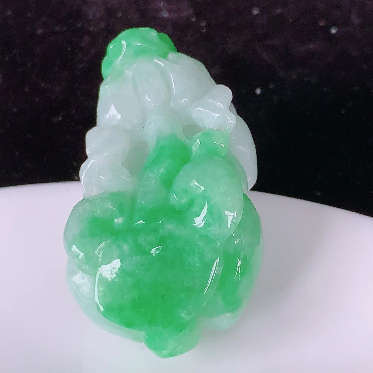 自然光实拍，冰润飘绿翡翠招财貔貅吊坠，民间有“一摸貔貅运程旺盛，再摸貔貅财运滚滚，三摸貔貅平步青云 ”的美好祝愿。#81.24