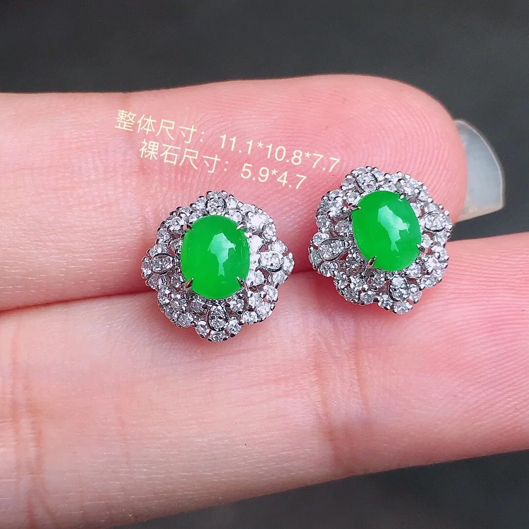 阳绿蛋面耳钉，色泽均匀艳丽，玉质细腻，荧光感超
强，饱满圆润，尽显优雅气质，18k
金豪华镶嵌