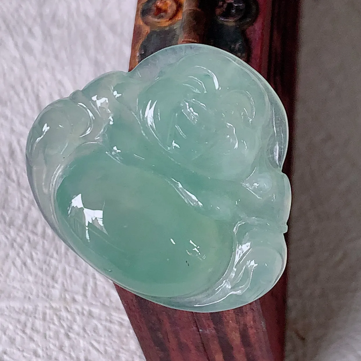 自然光实拍，冰种飘花翡翠佛公，水灵起胶，翠色迷人，佛公在心中，一生平安，饱满圆润，开怀大笑佛公，配戴灵气十足！#57.22