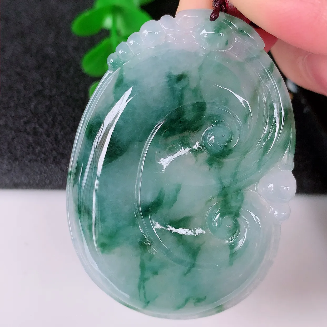 自然光实拍，大件饱满冰飘花翡翠如意吊坠，玉坠百搭又精致，寓意着吉祥，事事如意！#46.24
