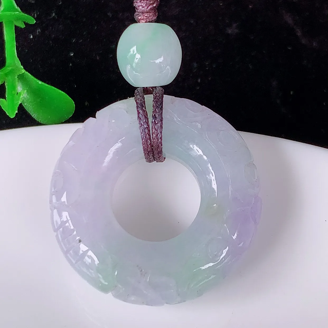 自然光实拍，水润春带彩翡翠平安扣吊坠，品相佳，美感十足，寓意平平安安， 平安扣佩戴精美时尚！#53.19