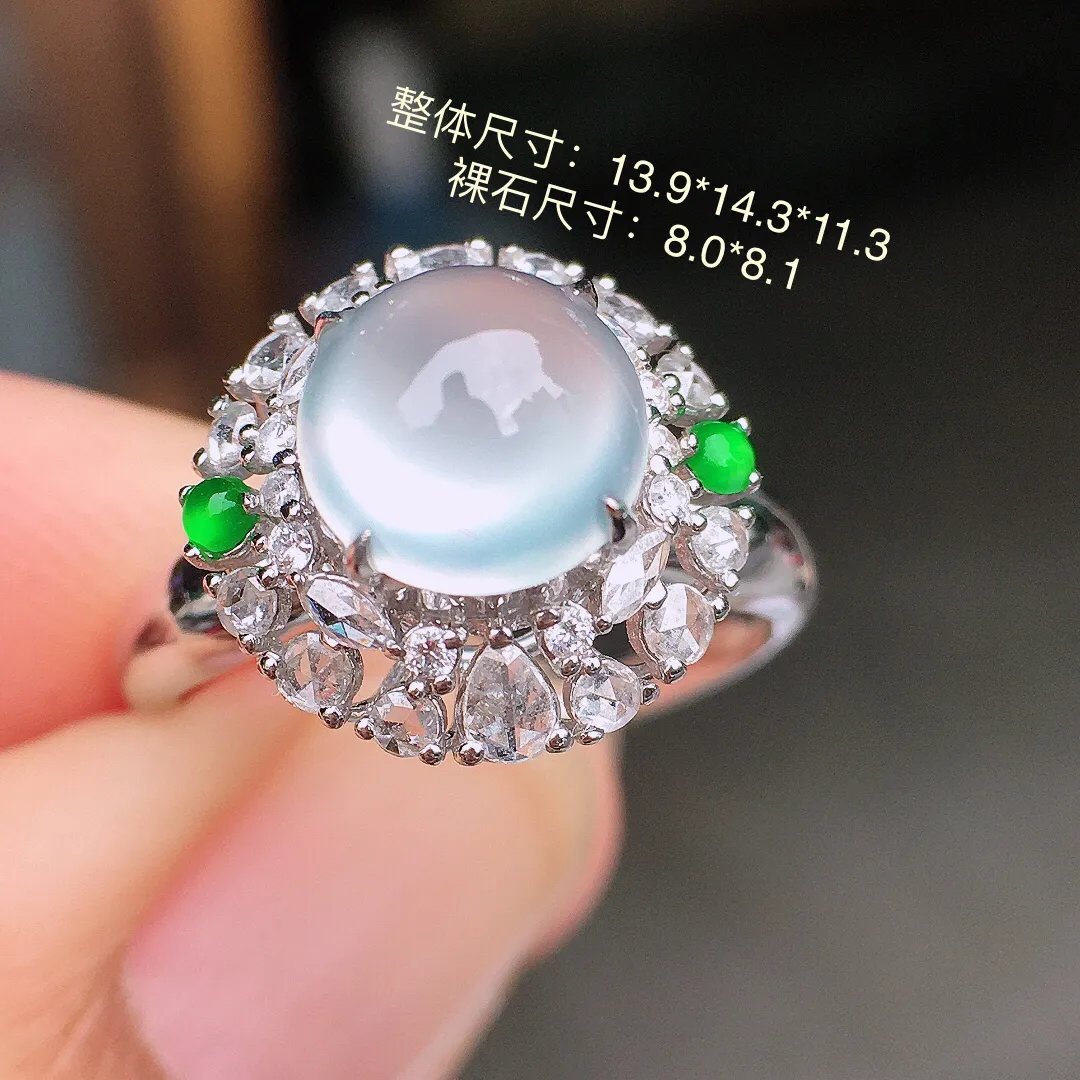 玻璃种蛋面戒指，玉质细腻，荧光感超
强，饱满圆润，尽显优雅气质，18k
金豪华镶嵌