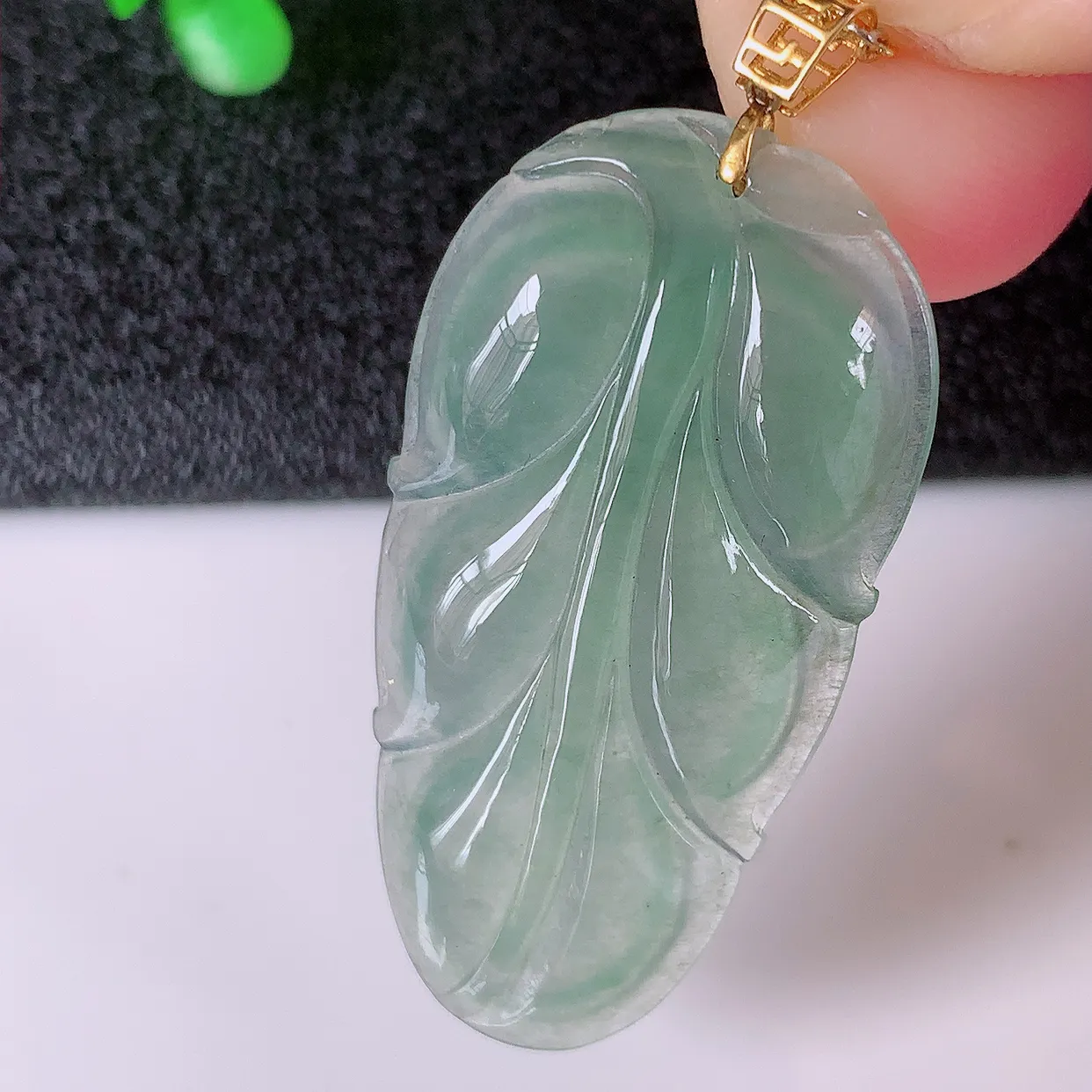 18K金镶嵌冰种翡翠金枝玉叶叶子吊坠，种老水足，雕工精湛 ，寓意美好，佩戴时尚出众！#12.24