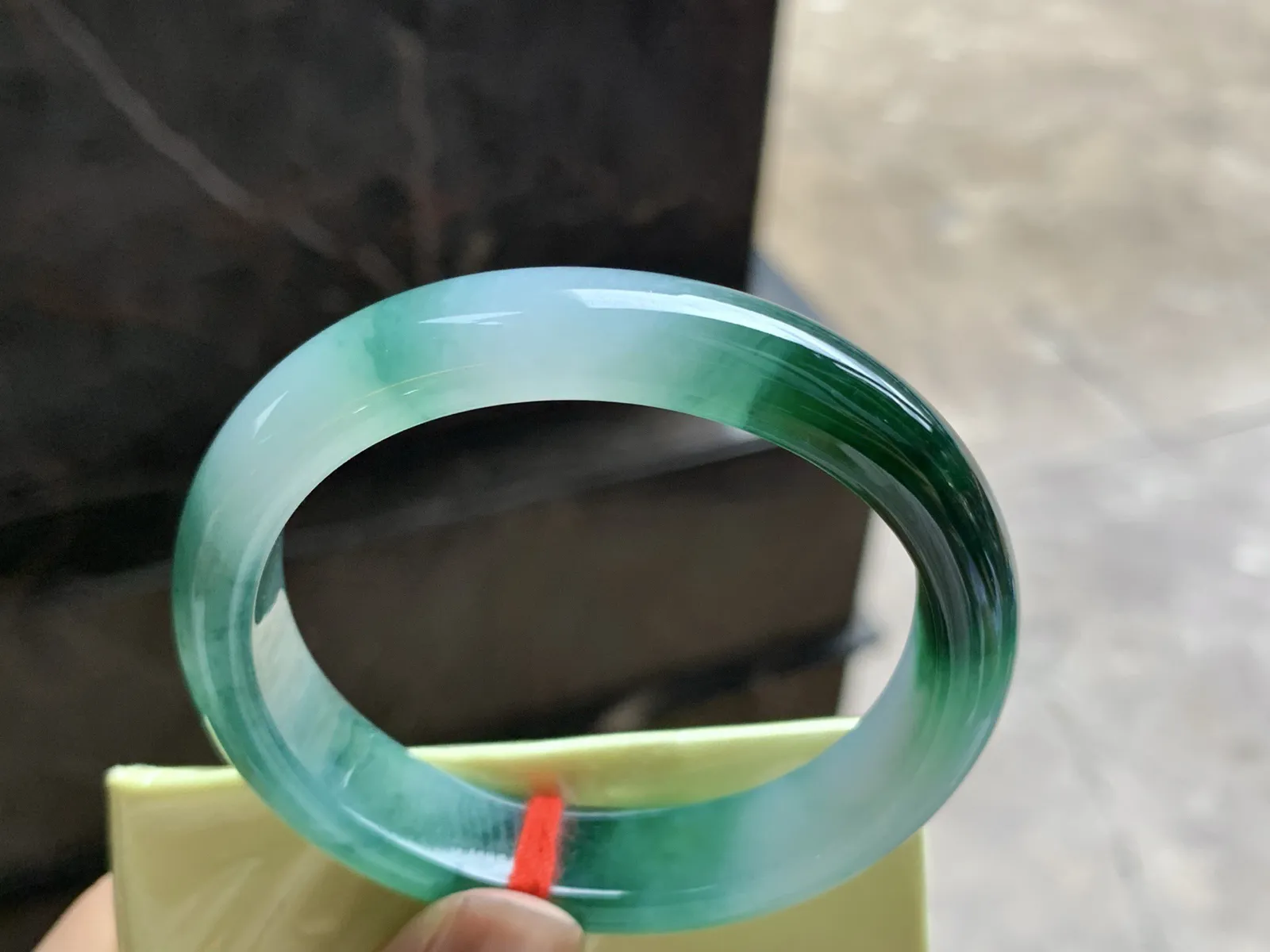 54-12.5-7.3

辣绿色贵妃手镯^_^颜色浓郁 鲜艳 玉质温润 正圈51 52可以戴