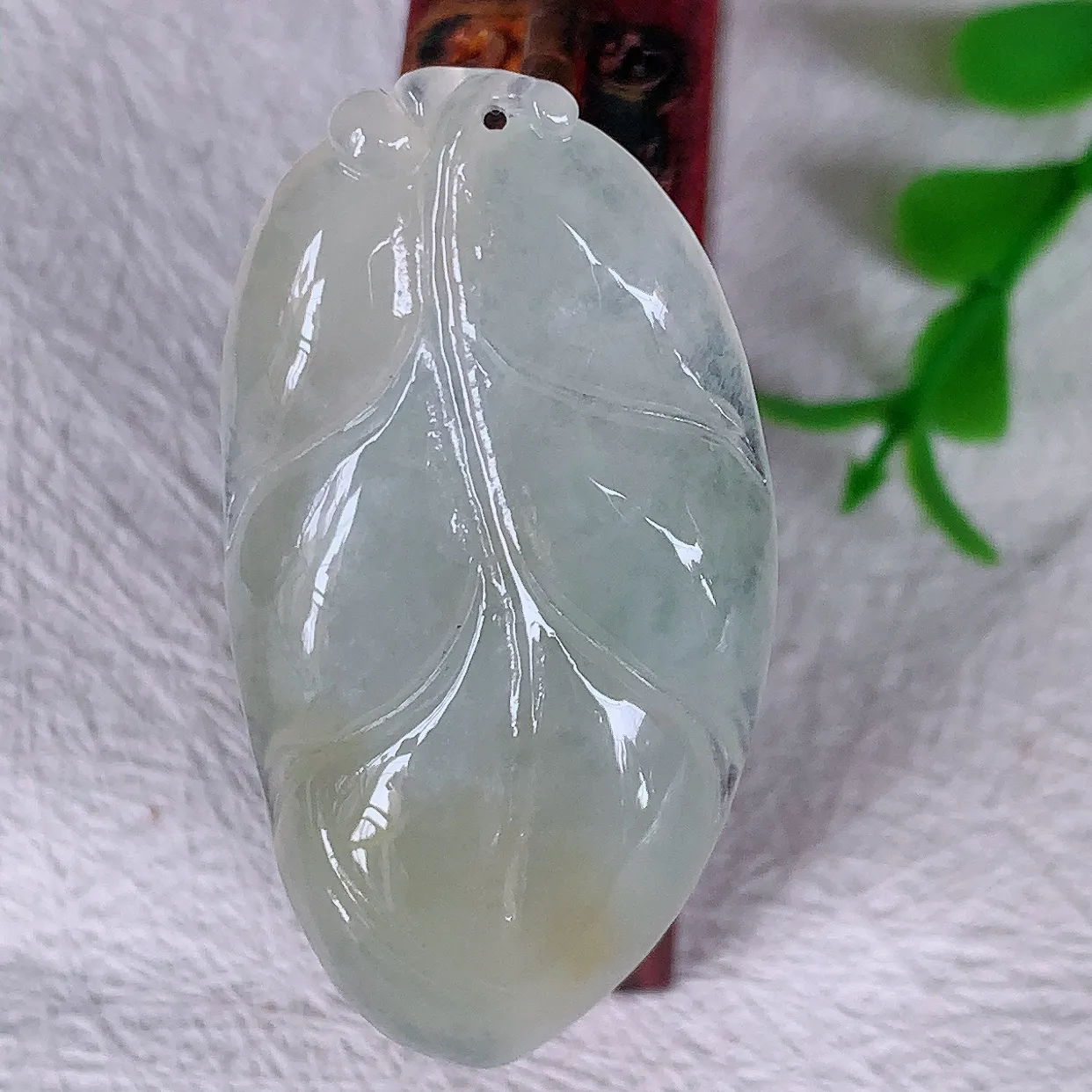 自然光实拍，冰种黄翡事业有成叶子翡翠吊坠，莹润且起胶，叶子清秀优雅， 佩戴大业有成！#01.19