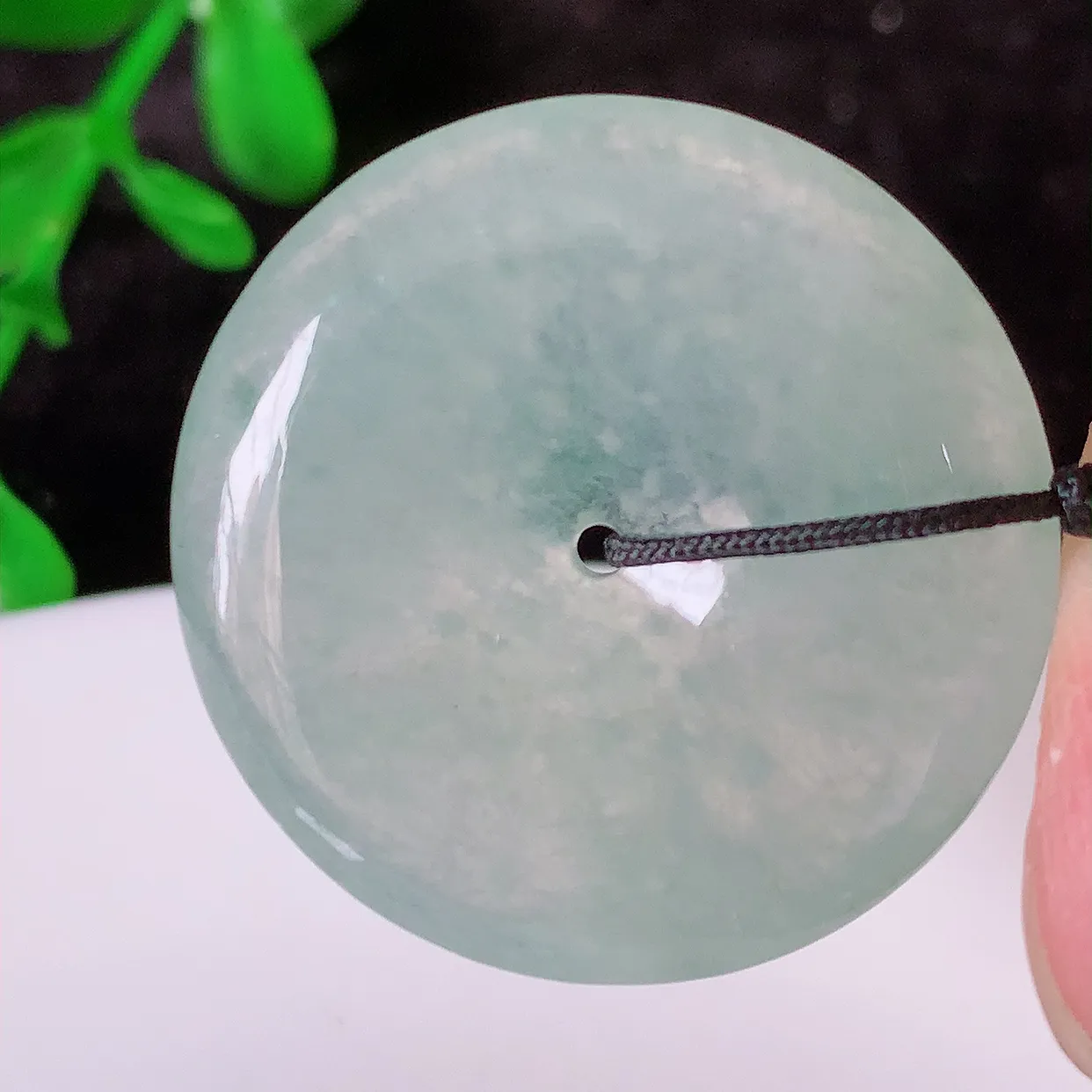 自然光实拍，冰种翡翠平安扣吊坠，形体饱满圆润，平安扣肥嘟嘟的，平平安安，种水很好，莹润通透，冰胶感十足，起光泽。配戴精美！#41.22