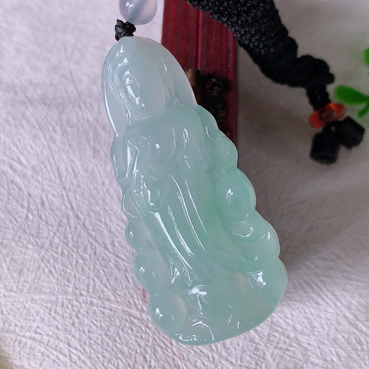 自然光实拍，冰种飘花翡翠观音菩萨吊坠，赐福观音，玉润通透，慈祥端庄！#46.22